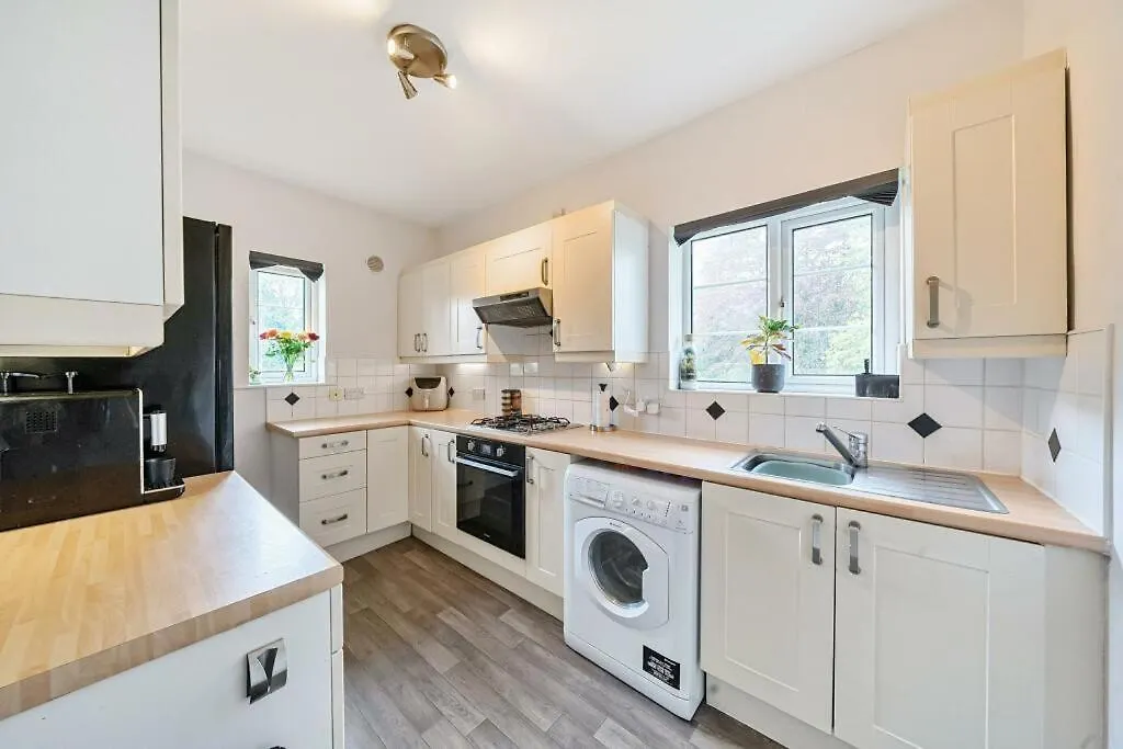 Lovely Spacious 3 Double Bed Flat, Ls17 Leeds  Leeds (West Yorkshire)