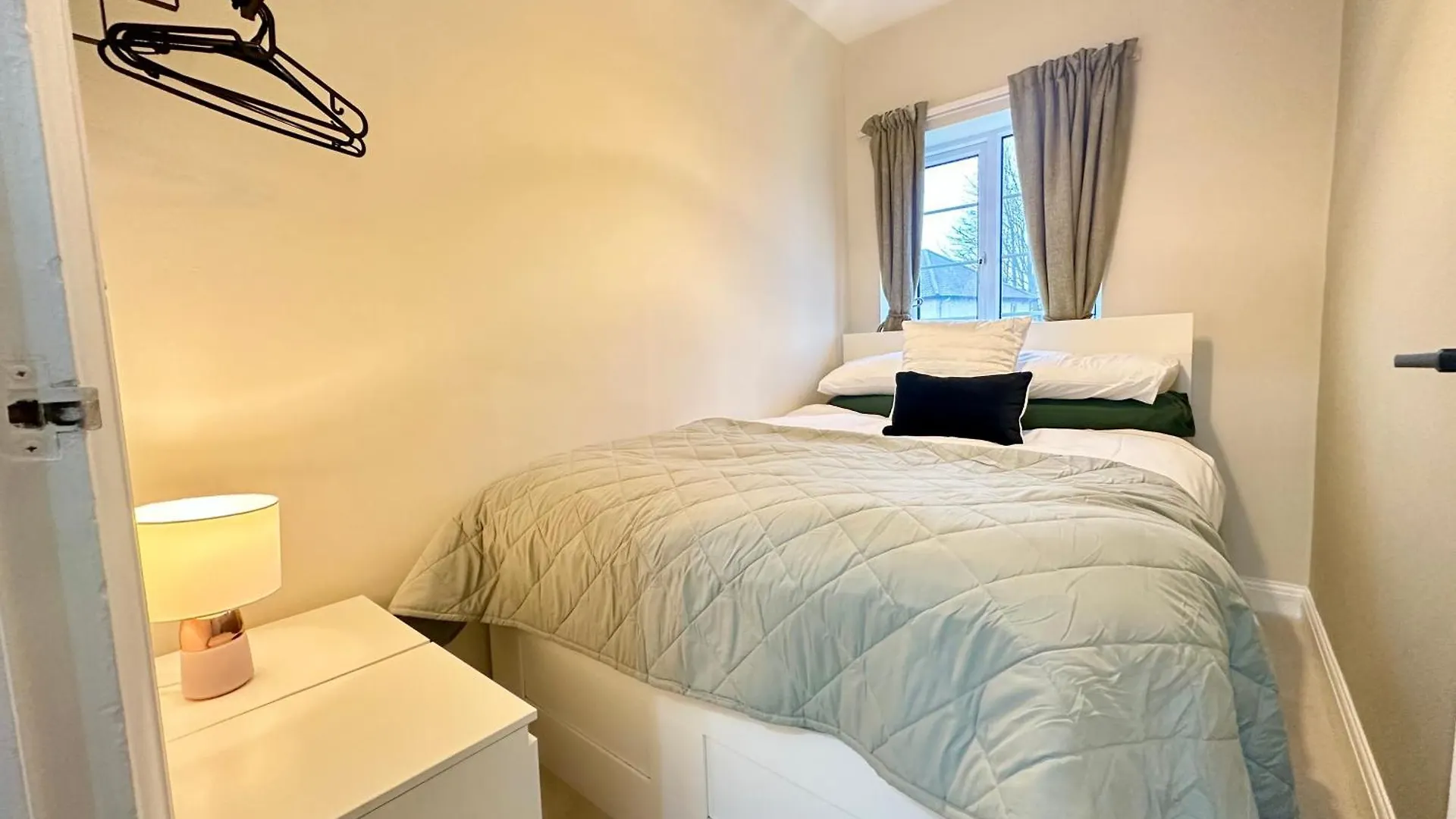 Apartment Lovely Spacious 3 Double Bed Flat, Ls17 Leeds