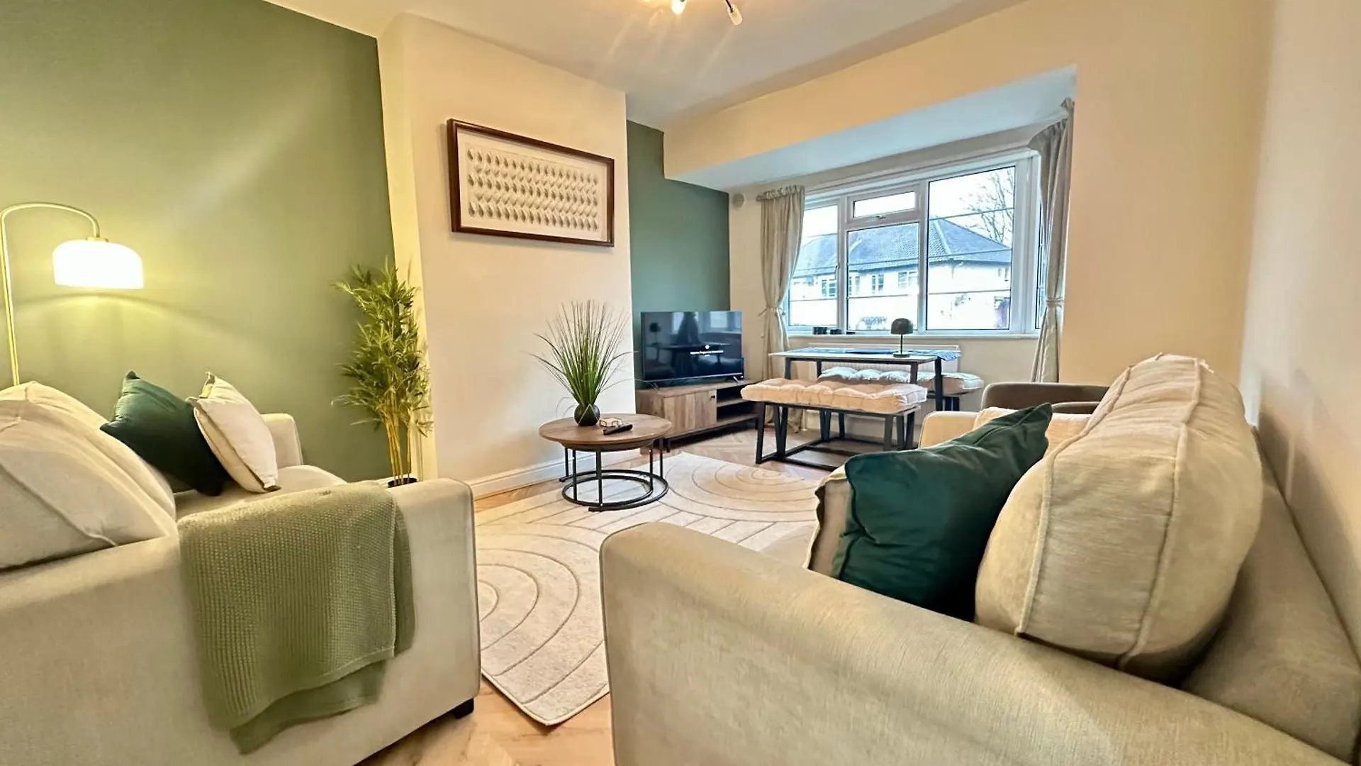 Lovely Spacious 3 Double Bed Flat, Ls17 Leeds